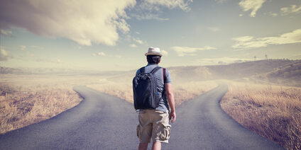 Unsicherheit Mann an einer Wegscheide